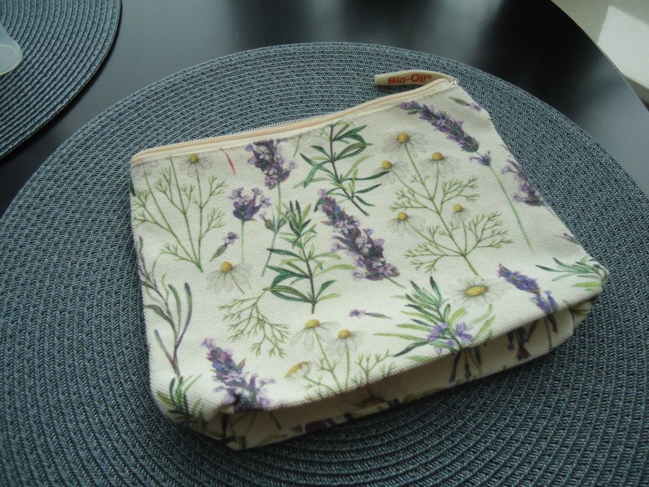 damska kosmetyczka saszetka etui