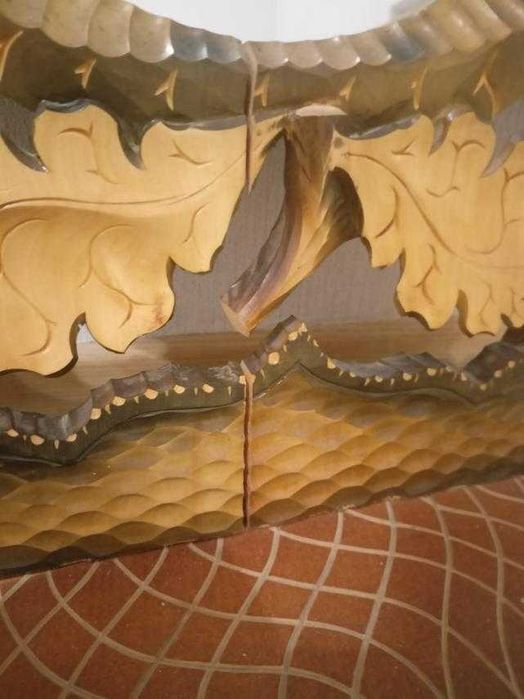 Дзеркало настінне, в дерев’яній рамі і голова косулі з рогами.