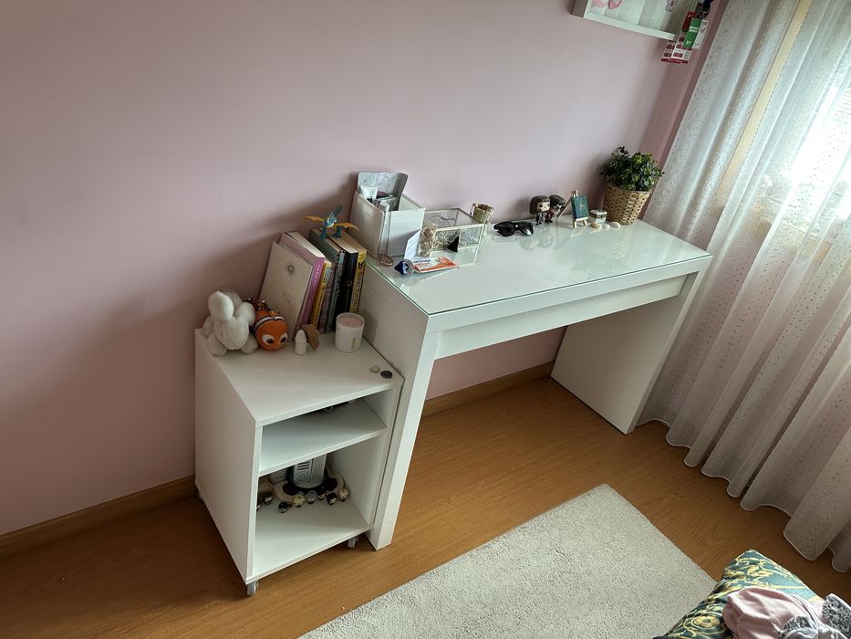 Módulo de apoio a mesa de escritório ou escrivaninha, com rodinhas