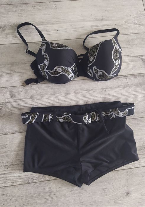 Dwa stroje kąpielowe damskie