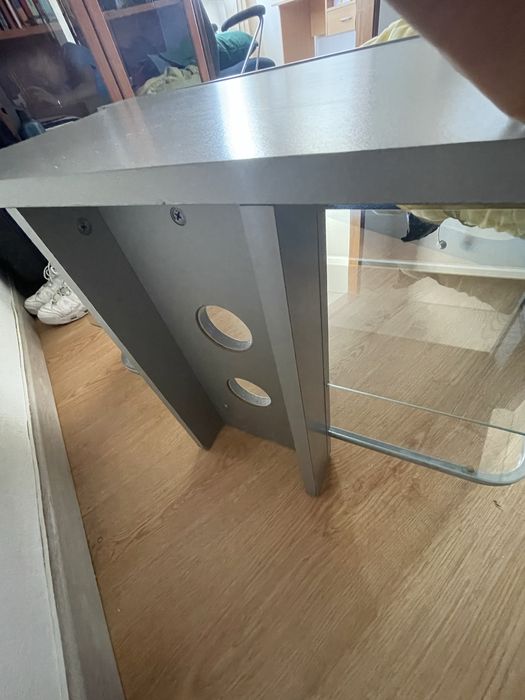 Mesa de TV Cinzenta com Prateleiras de Vidro - Moderna e Funcional!