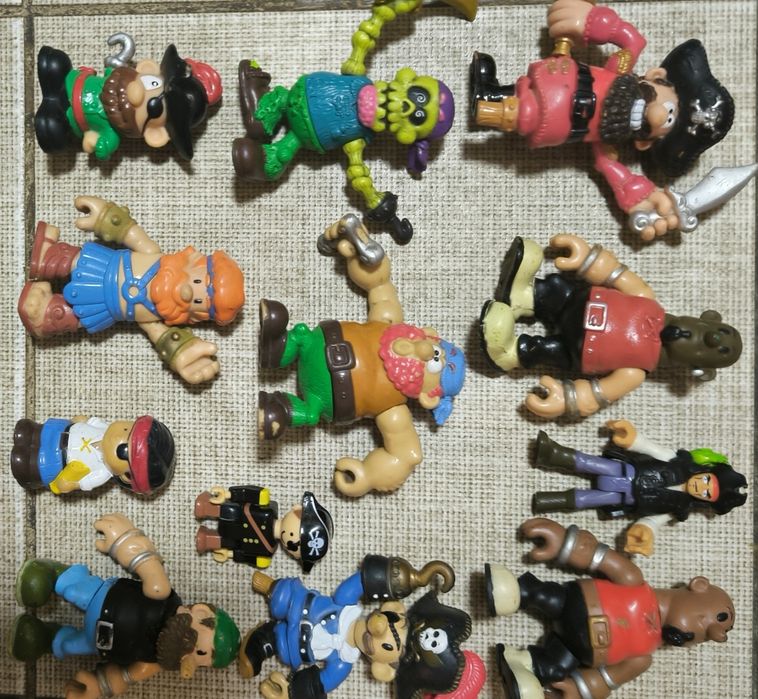 Lego фигурки,пираты,человечки.Трещетки.Три кота