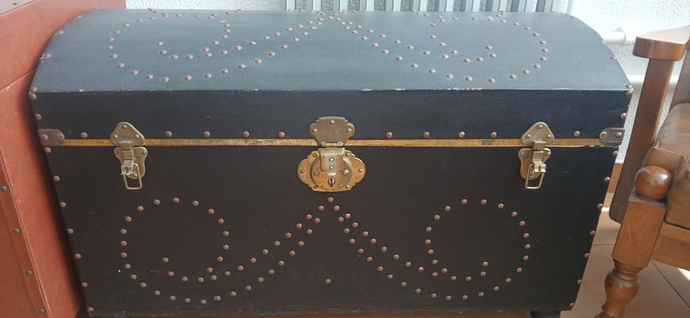 Arca de madeiracom motivos dourados
