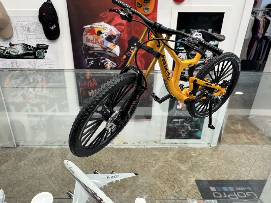 Miniatura rèplica de mountain bike. Escala 1:12