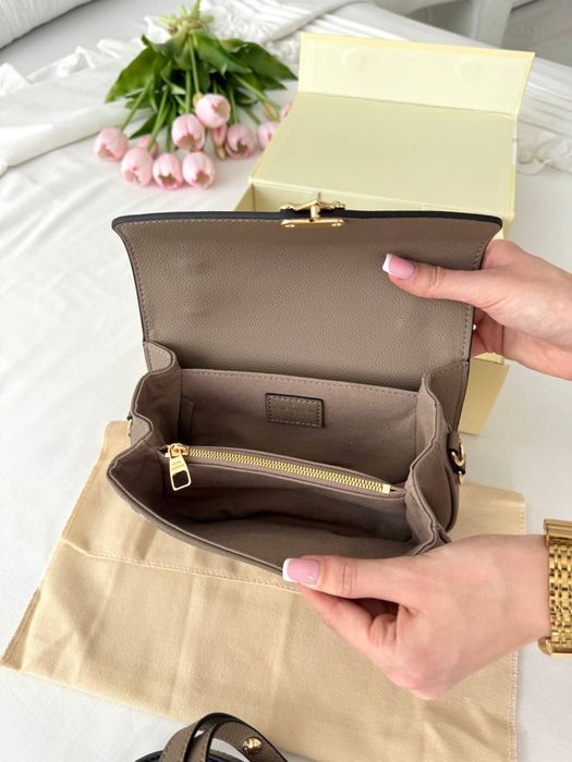 Toebka Louis Vuitton pochette east west beige
