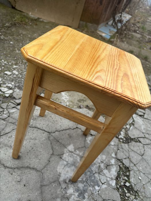 Табурети нові кухонні