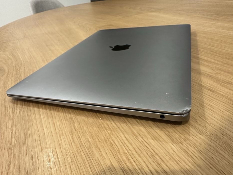 MacBook Air 2020 M1 – 8 GB RAM, 250 GB64752337773187124