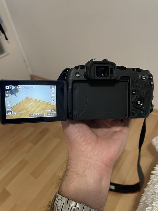 Продам фотоапарат разом з обєктивом Canon EOS RP