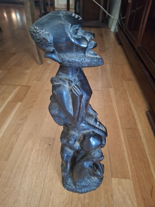 Grande  42 cms estaueta em madeira africana  antiga ?