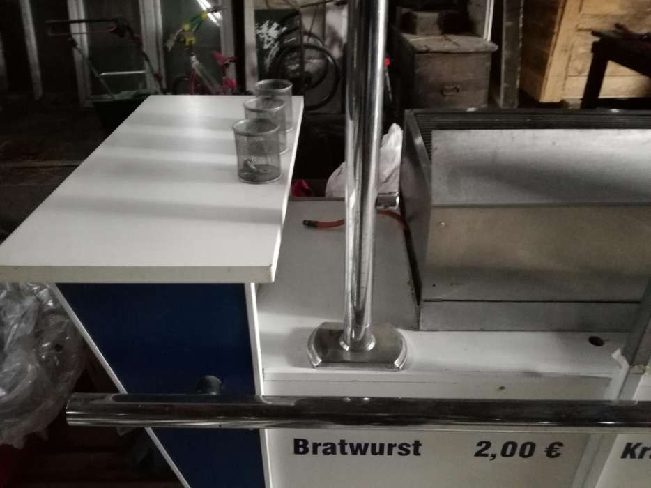 Duży grill przenośny na imprezy.