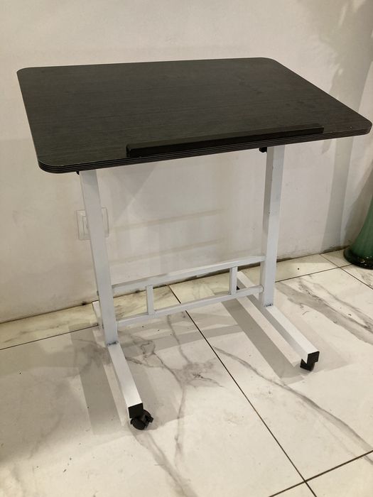 Stolik pod laptopa do łóżka