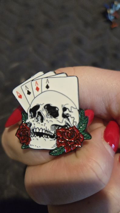 Przypinka karty i czaszka.