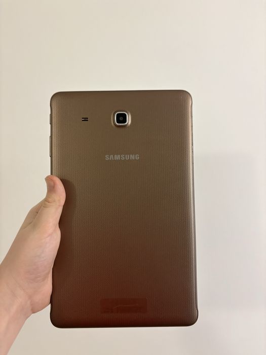 Планшет Samsung стан-(9/10) в комплекті іде зарядка і чихол