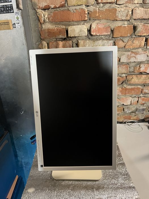 Монітор LG білий 24 діагональ