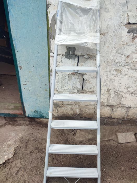 Новая лестница стремянка.