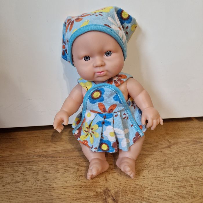 Lalka bobas w chustce na głowie 25cm z dźwiękiem  Hipo