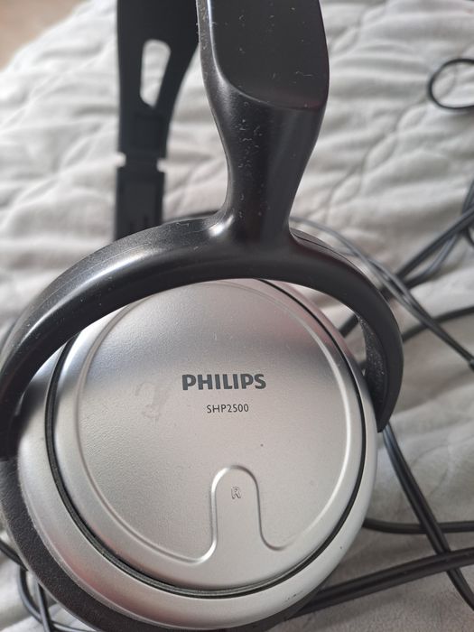Продам:- наушники Filips shp2500