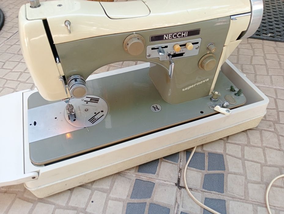 Máquina de costura elétrica com motor  nova