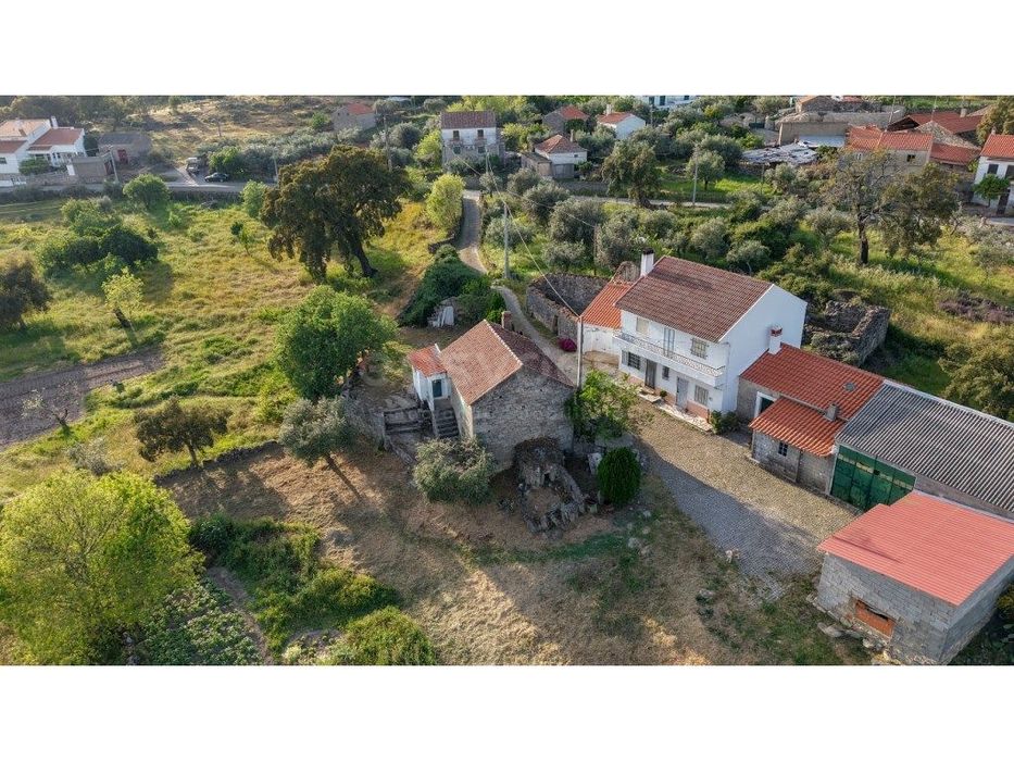Moradia tradicional com terreno generoso e com vista deslumbrante p...