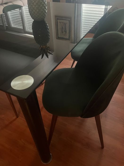 Conjunto de mesa retangular de vidro temperado (140x90) e 4 cadeiras de veludo verde