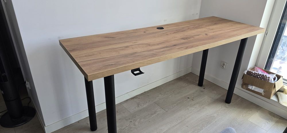 Biurko drewniane z uchwytem na słuchawki i z uchwytem na kable 170x60