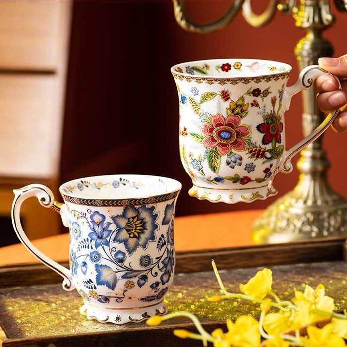 Elegancki porcelanowy kubek ze złotym wykończeniem