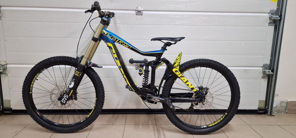 Gian Glory DH rama M maxxis 26