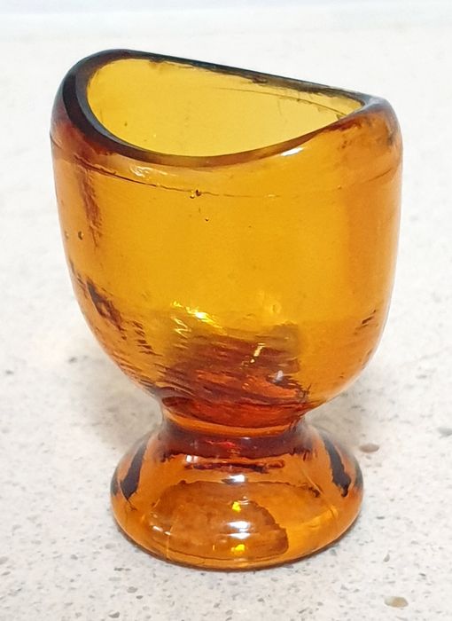 Lindo antigo copo de banho de olho em vidro âmbar