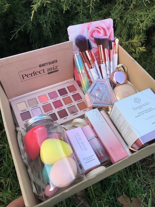 Подарунок дівчині на новий рік, набір косметики