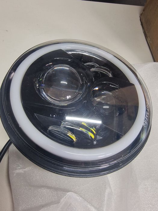 farol dianteiro de LED circular com tecnologia "Angel Eyes
