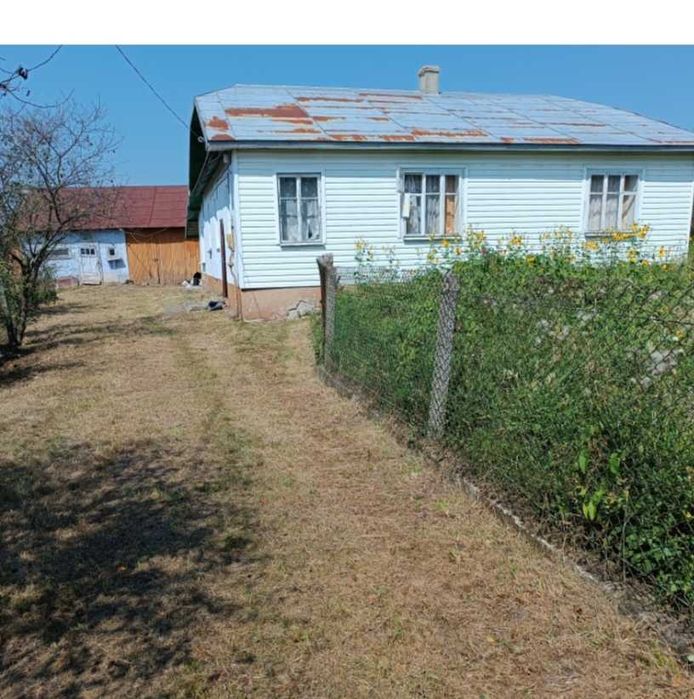Продаж будинку у селі