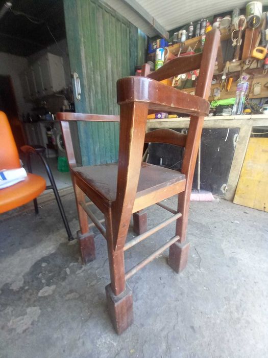 Cadeira de madeira alta