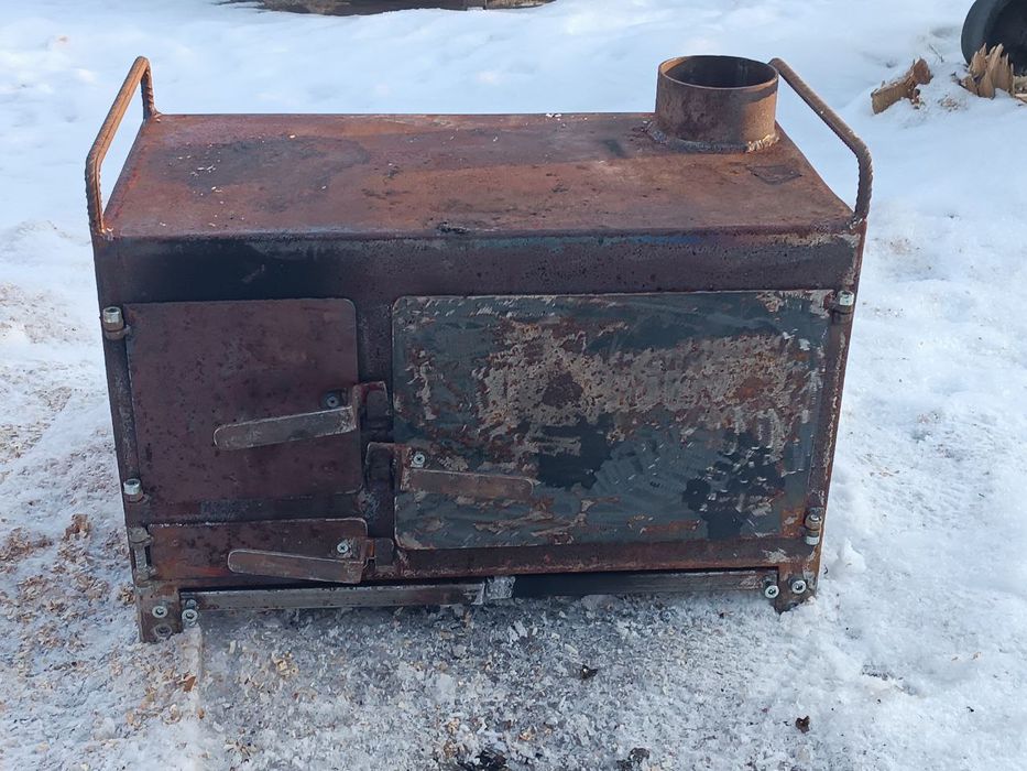 Міні-буржуйка з духовкою та варильною поверхнею.