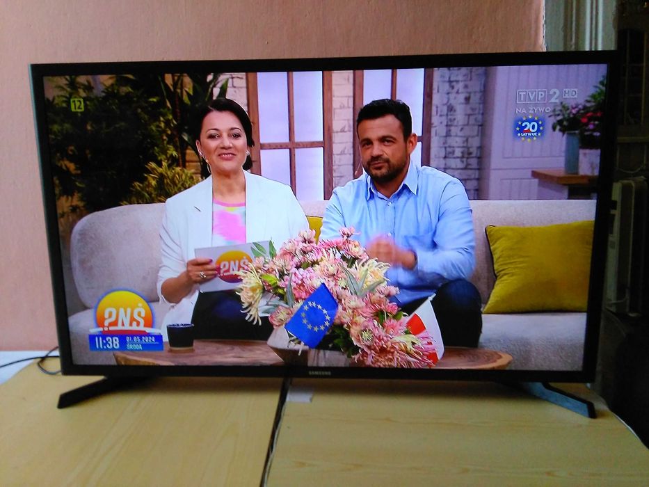 tv samsung 32 cali  UE32M5002AK Led  DVBT-2  HEVC , jak nowy