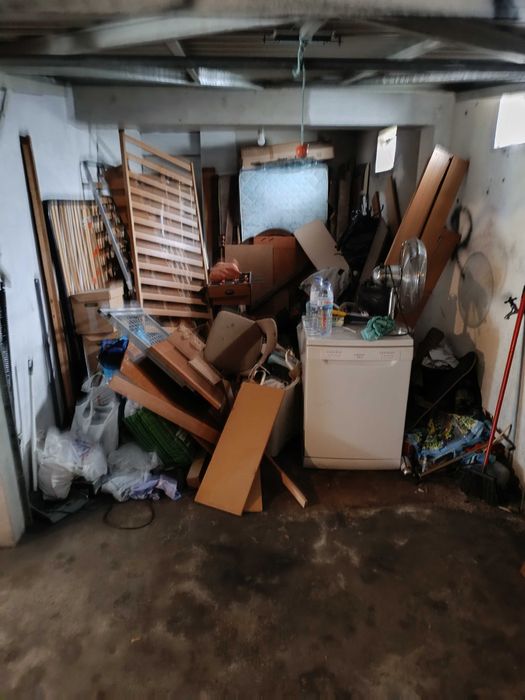 Recolha, transporte e limpeza e  de garagens ou arrecadações