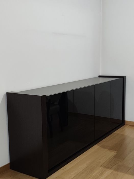 Aparador com 4 portas praticamente novo