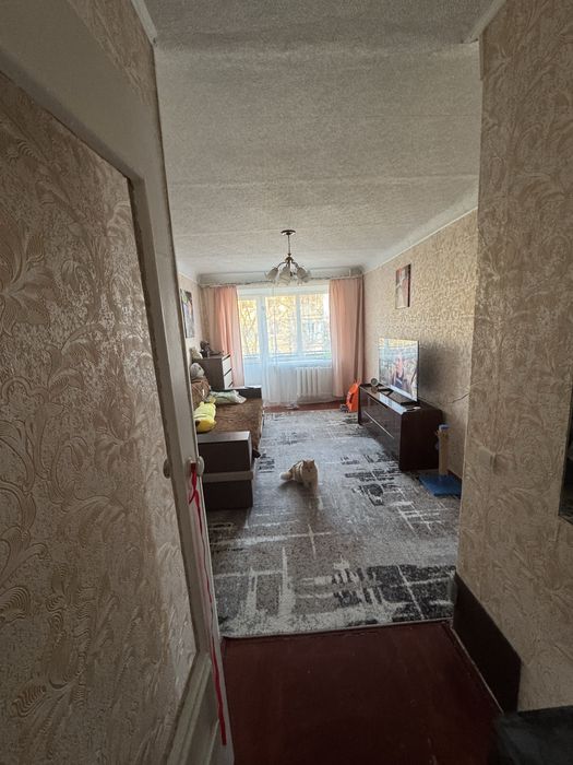 Продається трикімнатна квартира