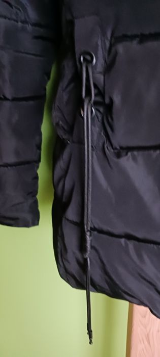 Czarna błyszcząca pikowana kurtka z kapturem rozm40