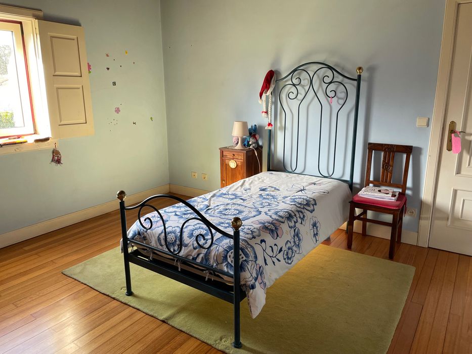 Cama de ferro de solteiro