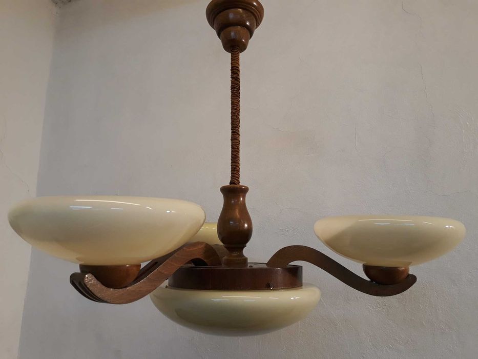 Żyrandol drewniany 3 ramienny klosze szklane otwarte od góry i 1 w dół