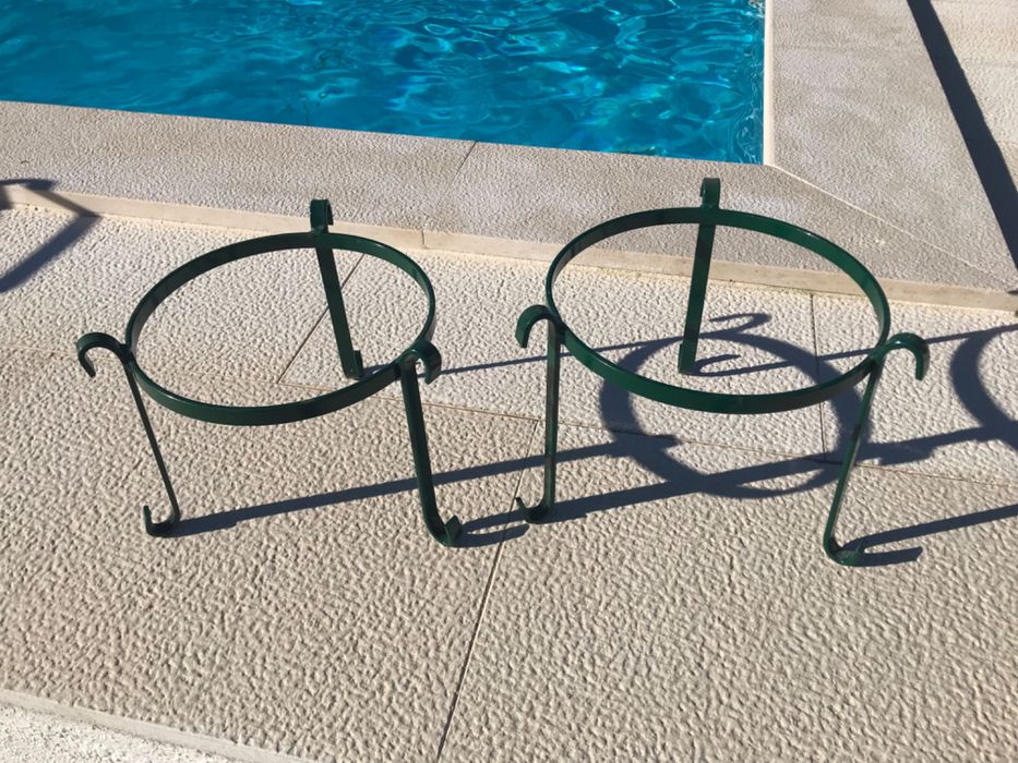 Dois suportes novos para vaso