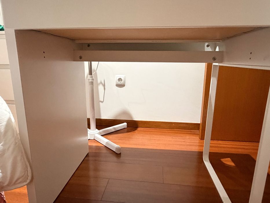 Secretária em ótimo estado