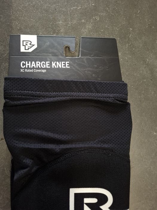 Ochraniacze rowerowe na kolana Race Face Charge Knee rozmiary