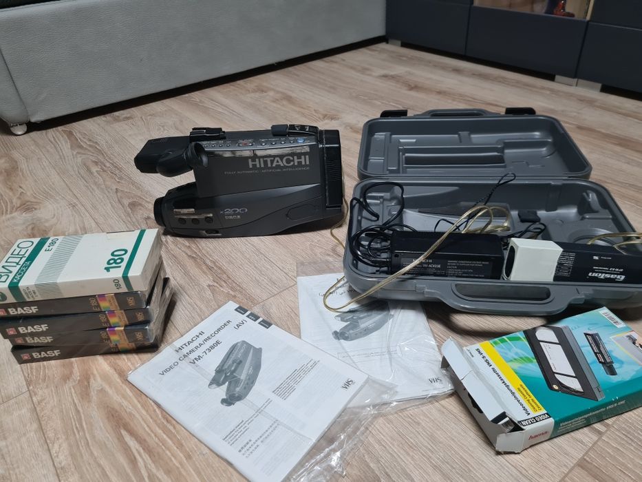 Відеокамера  HITACHI VM-7380E