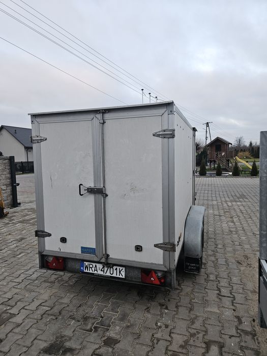 Przyczepka samochodowa zamknięta