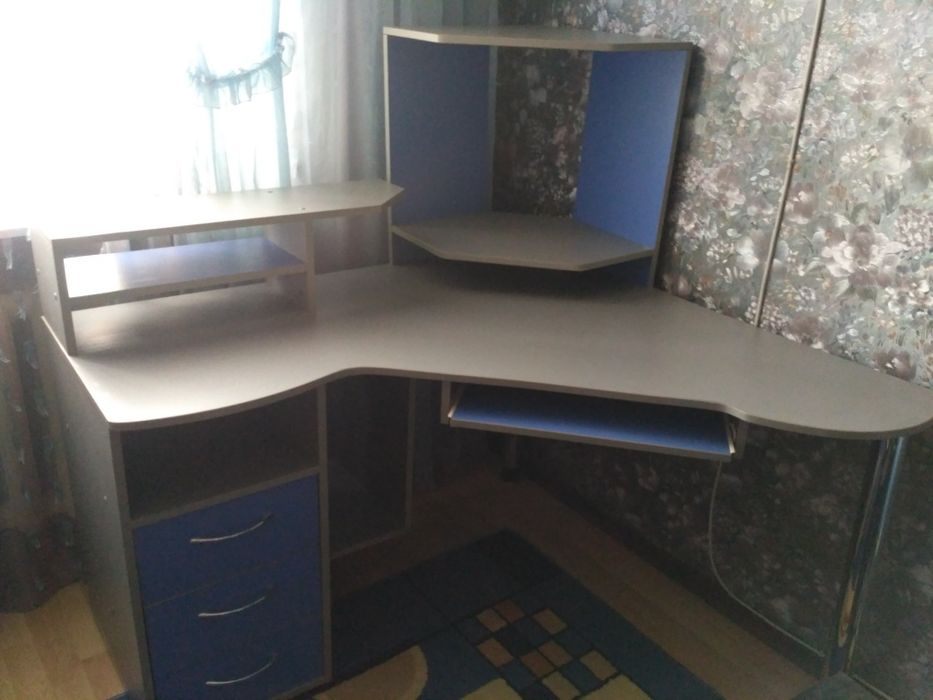 Компьютерный письменный угловой стол