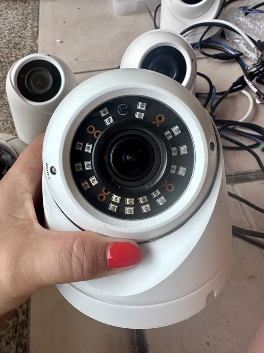 Cámaras vigilancia 8 no total algumas de modelos diferentes com  gravador