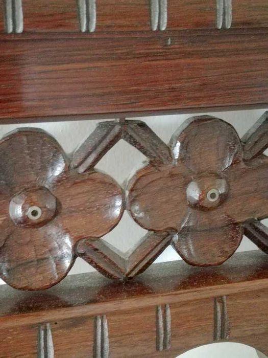 Cama antiga em madeira exótica