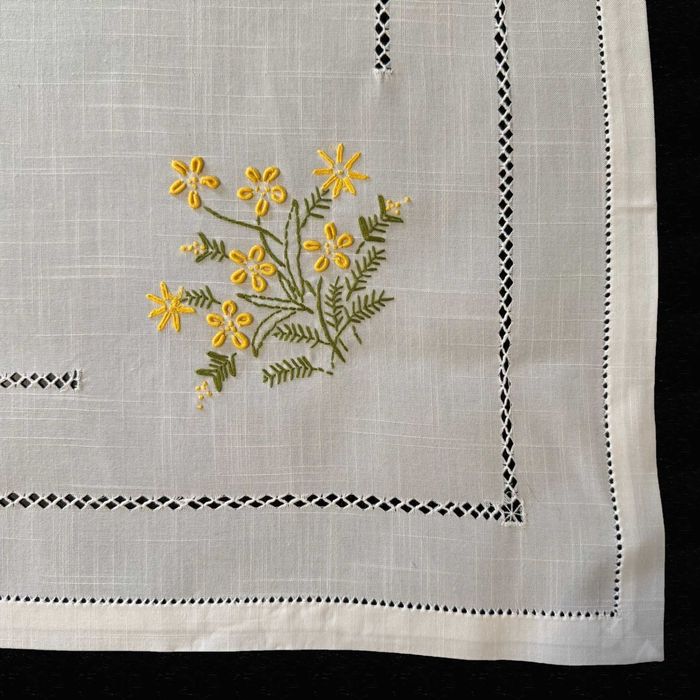 Naperon rectangular Bordado à Mão - Branco, Azul, Amarelo e Bordoux