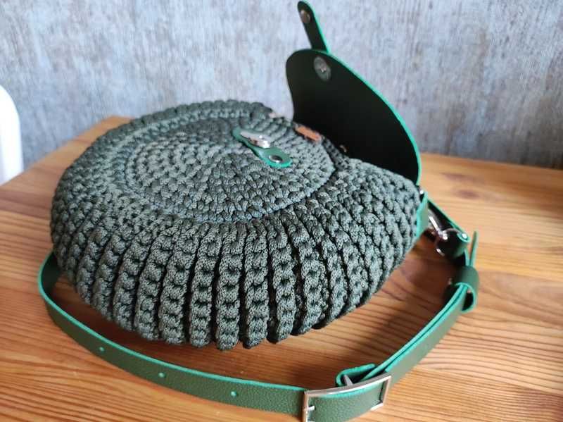 Szydełkowa okrągła torebka na ramię z długim regulowanym paskiem